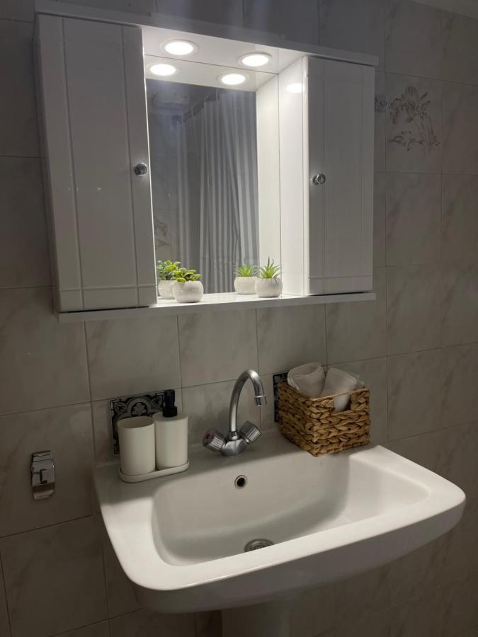 Apartamento Demi'S Garden Near The Metro Of Atenas Exterior foto